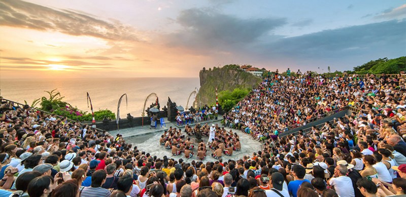 Uluwatu Temple Sunset Tour with Kecak Dance and Candlelight Dinner